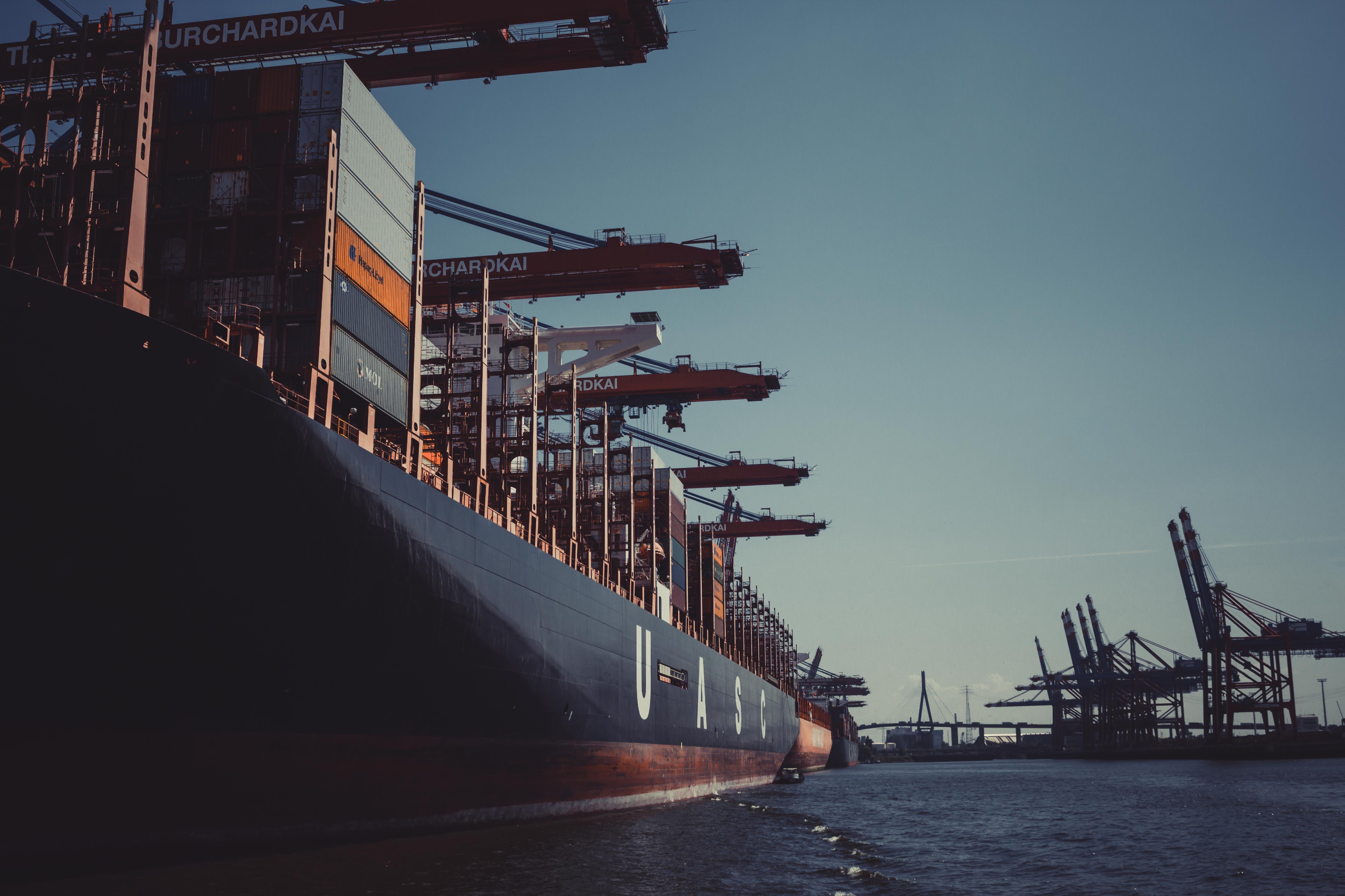 Talking about the characteristics of international freight forwarders.