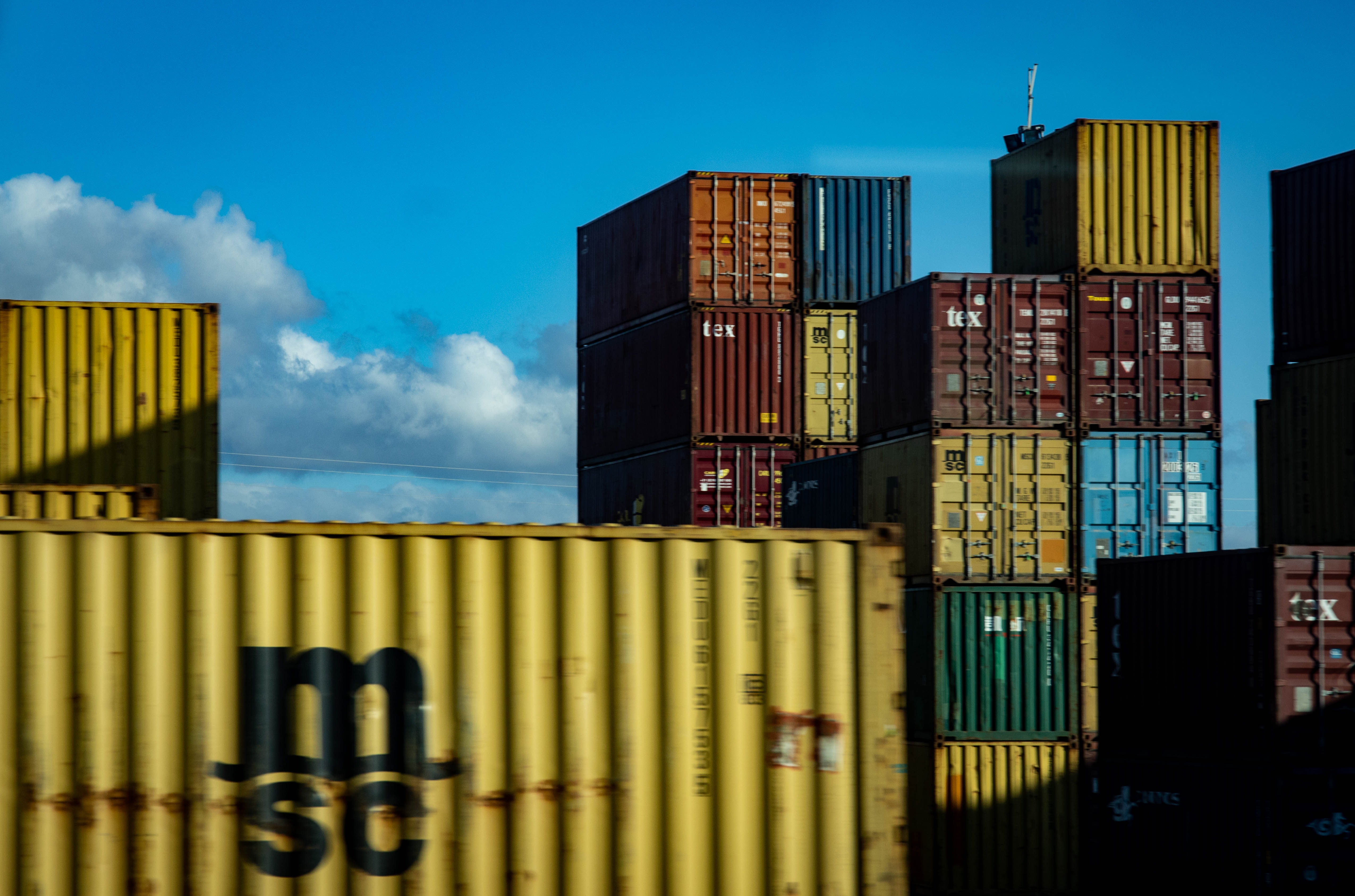 The international freight forwarding company will explain the types of international freight transportation for you.